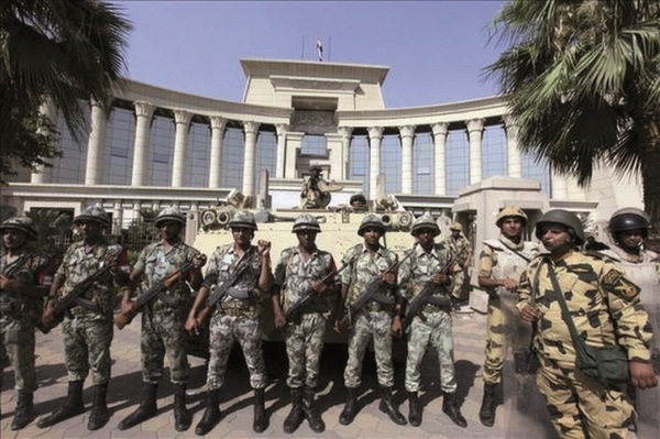 Egipto: el ejército garantiza su poder tras el triunfo de la Hermandad Musulmana