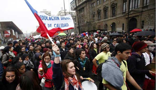 Chile: Quieren enterrar un año de lucha estudiantil