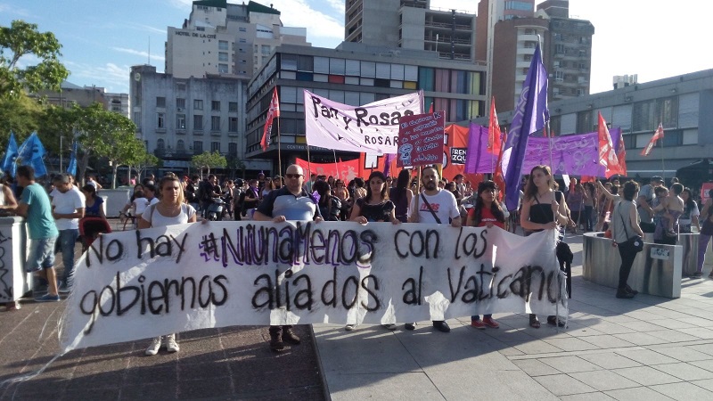 Bajo la consigna "No hay #NiUnaMenos con los gobiernos aliados al Vaticano" las mujeres marcharon en Rosario