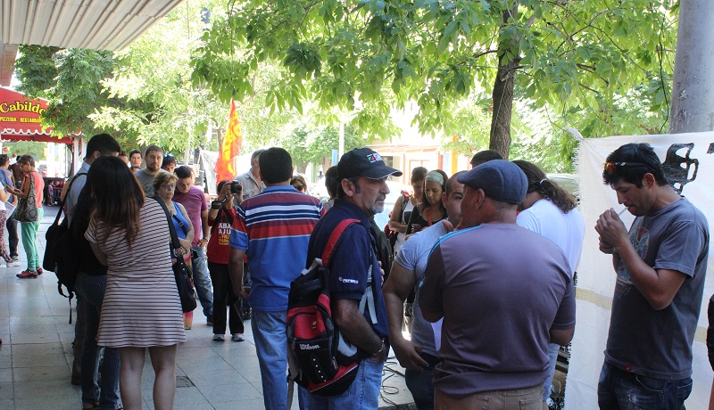 Raúl Godoy acompañó el reclamo por la reincorporación de los trabajadores petroleros despedidos