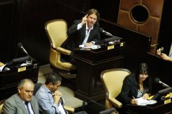 Castillo: “El FIT votó en contra del presupuesto y propusimos ley para que diputados cobren como docentes"