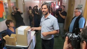 Votó Nicolás del Caño acompañado por la candidata a gobernadora del FIT Noelia Barbeito