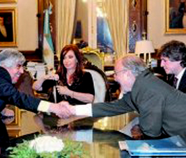 Arreglan por arriba y pegan abajo