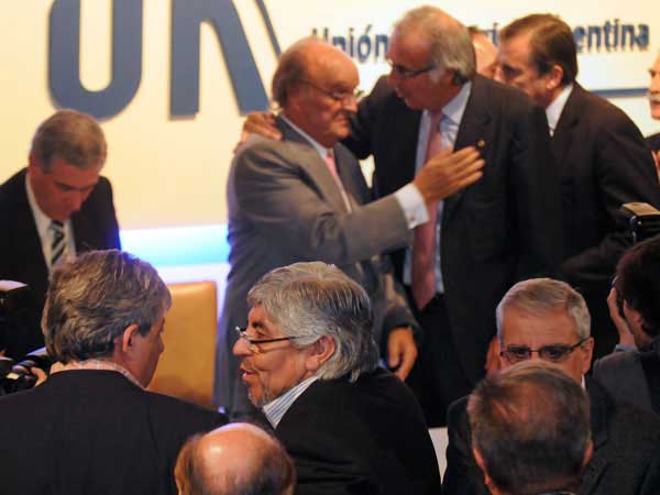 La burocracia con los patrones, la izquierda con los trabajadores
