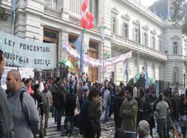 Los judiciales seguimos de pie