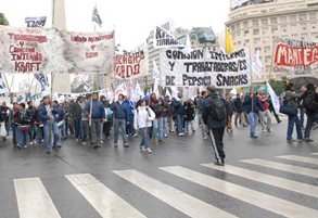 Trabajadores de Kraft, PepsiCo y Stani cortaron 9 de Julio y Corrientes