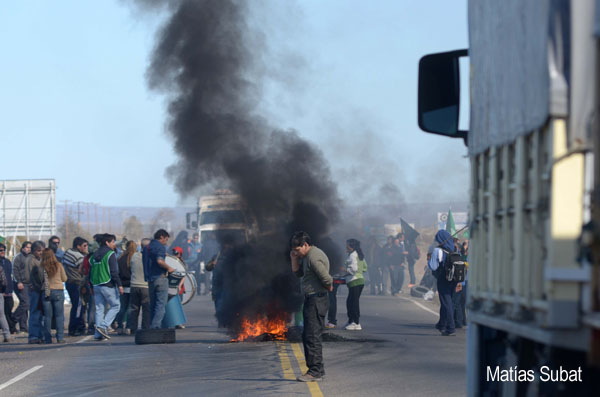 Trabajadores estatales paran y cortan las rutas