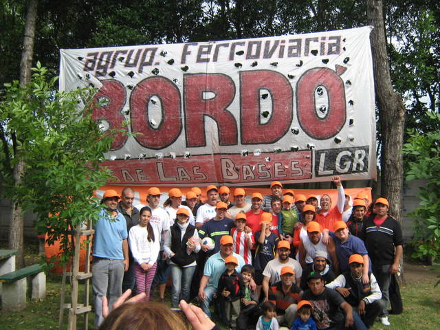 Poner toda la carne en el asador