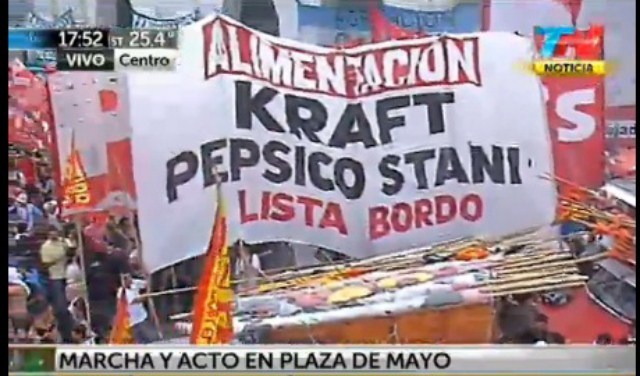 En la Plaza con nuestras banderas