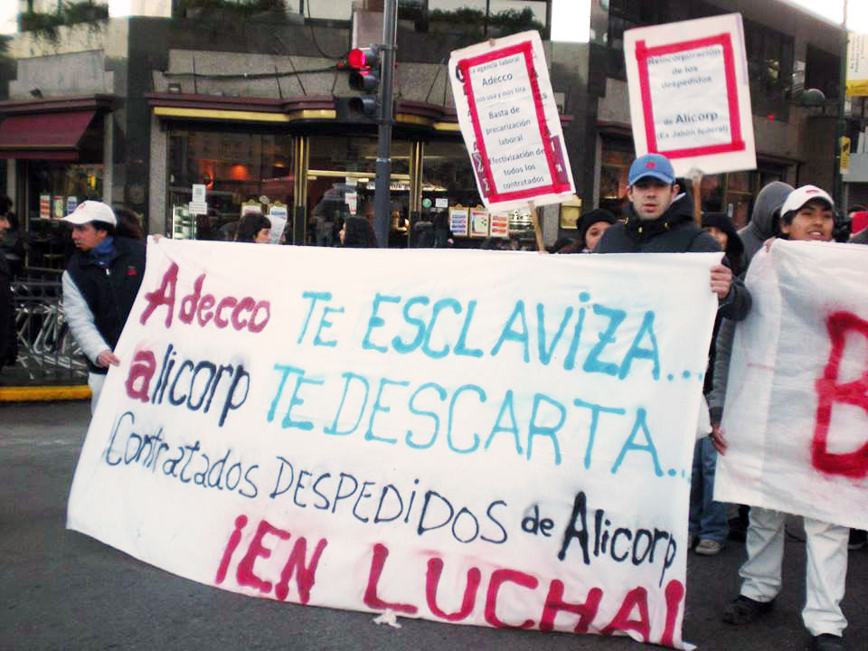 Trabajadores de Alicorp se movilizan al Ministerio de Trabajo exigiendo la reinstalación de los despedidos