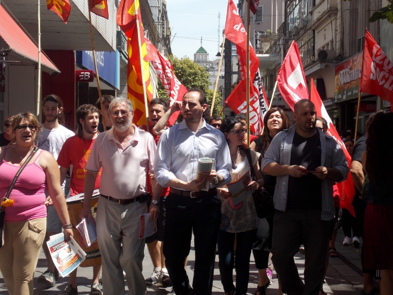 El Frente de Izquierda y de los Trabajadores realizó este sábado una caminata céntrica con sus candidatos