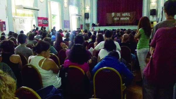 Más de 300 docentes se reúnen con La Marrón