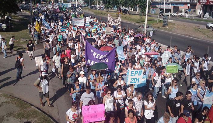Miles de docentes del SUTEBA La Matanza en caravana por la ruta 3: contundente apoyo popular