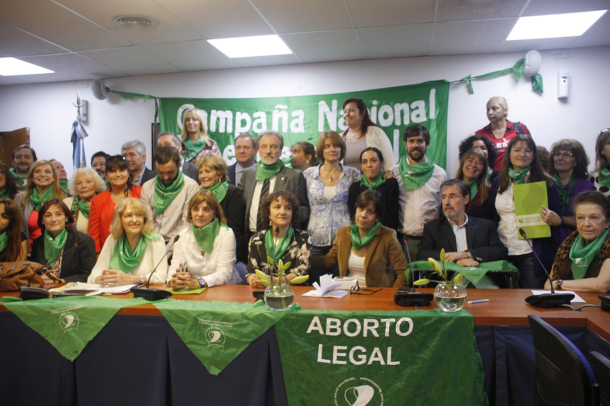 “El aborto aún no es legal por responsabilidad política del bloque del FPV”