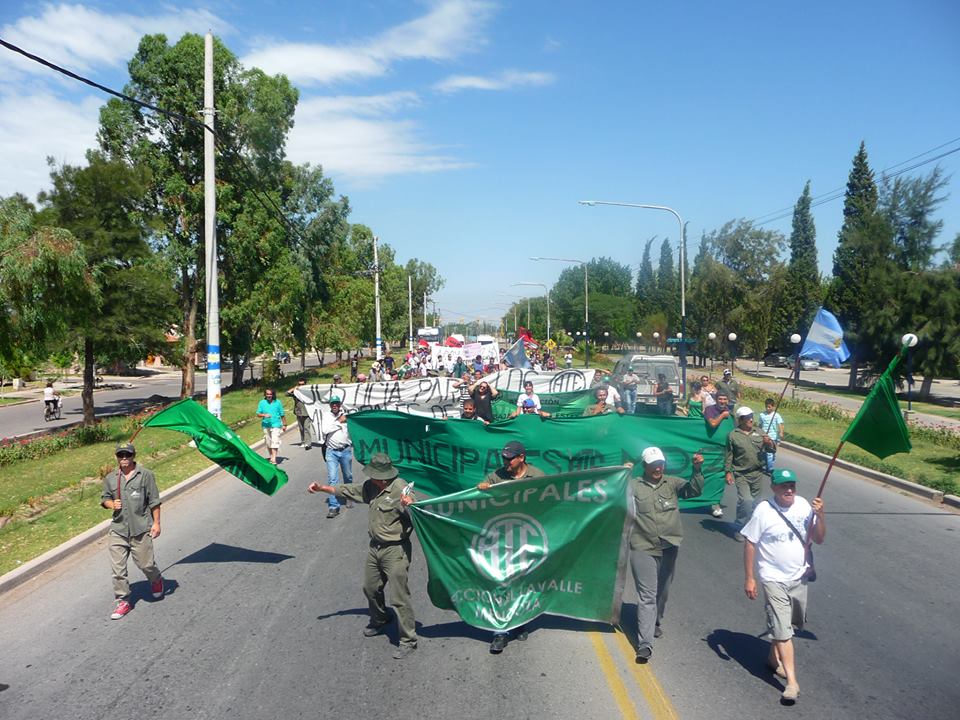 Sin respuesta de Righi, los trabajadores se encadenan en la Municipalidad