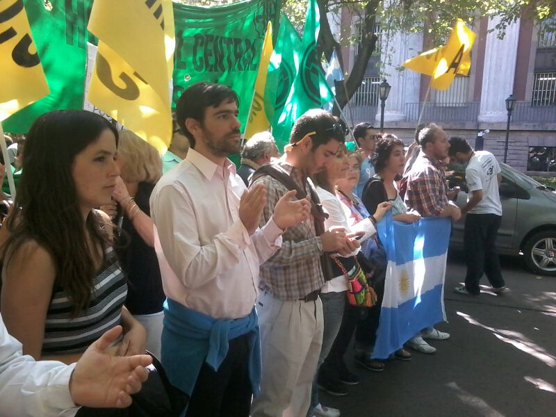 Del Caño aportó $15.000 a trabajadores despedidos