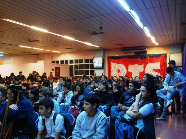 Más de doscientas personas en Asamblea del PTS de Rosario junto al diputado Nicolás del Caño