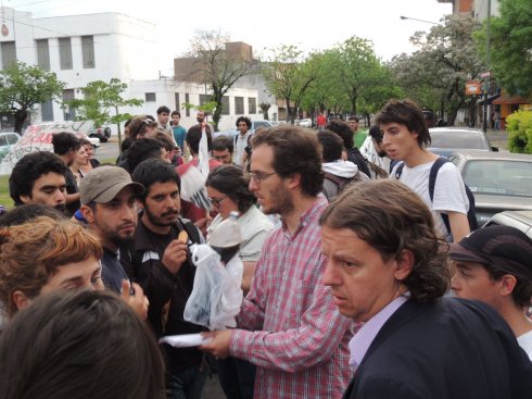 Christian Castillo repudió la represión a los trabajadores del Diario Hoy