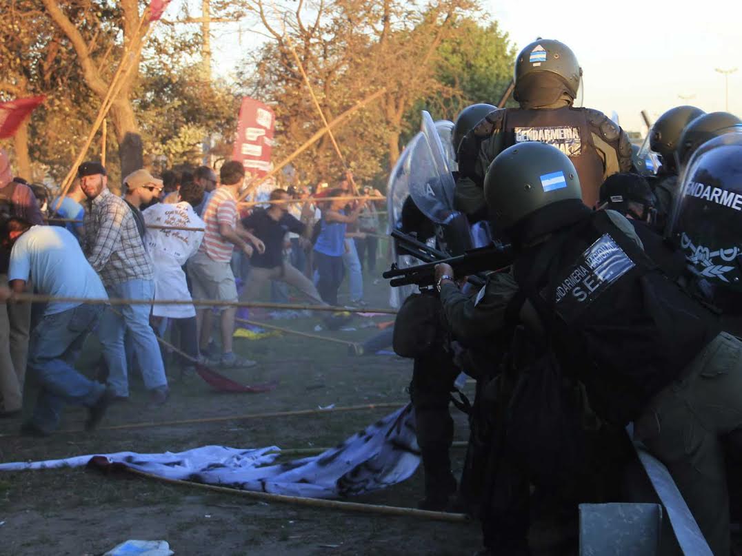 Salvaje represión a los obreros de Lear en la Panamericana
