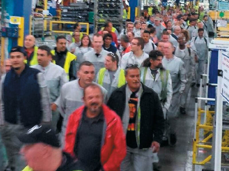 Francia: los trabajadores de PSA Peugeot Citroën van a la huelga por aumento de salario