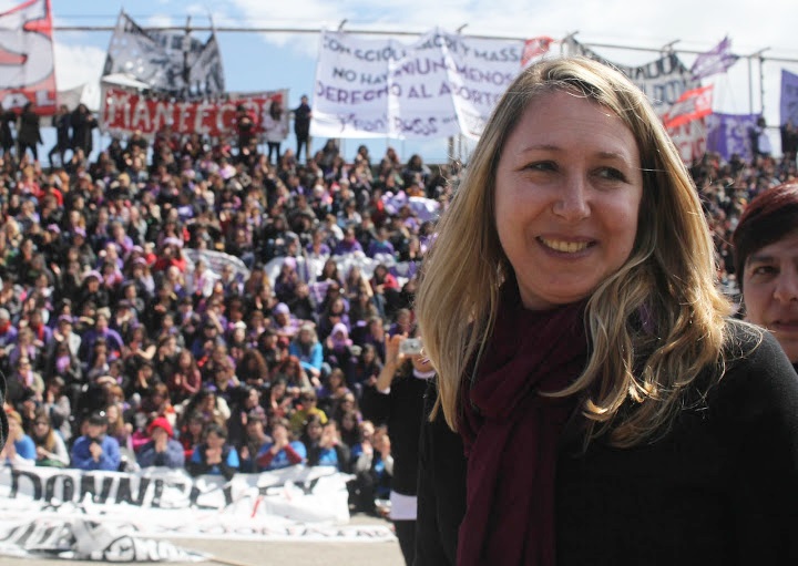 Mar del Plata: Myriam Bregman acompañada por 2.300 mujeres de Pan y Rosas y el Frente de Izquierda 