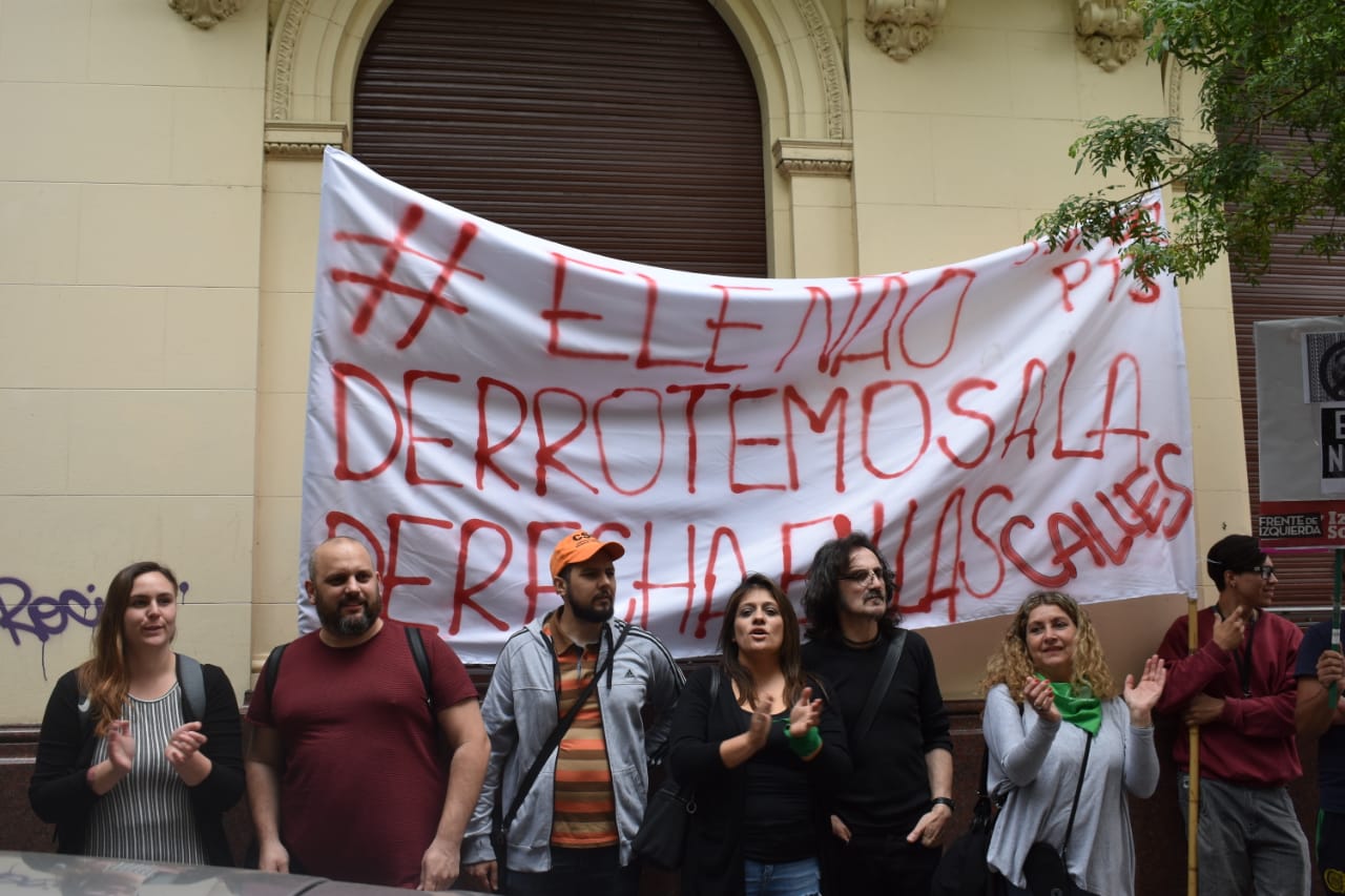 El Frente de Izquierda se movilizó al Consulado de Brasil contra Bolsonaro