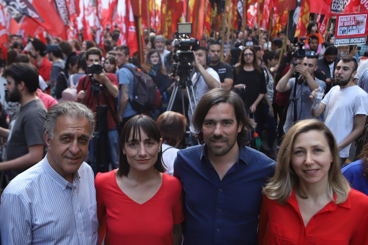 El Frente de Izquierda cerró su campaña frente al Consulado de Chile