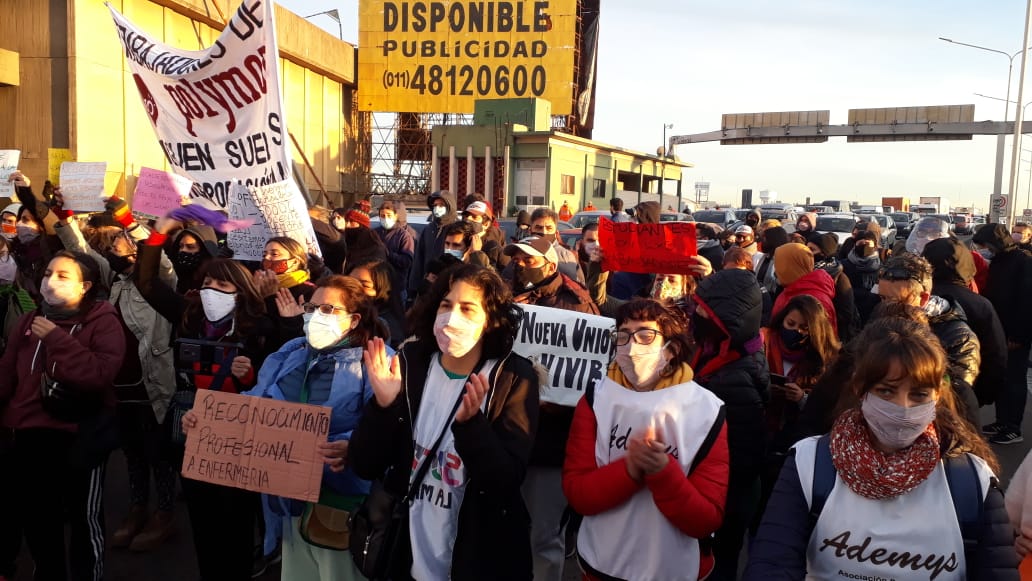 “Contra los despidos y el ajuste”, corte de trabajadores en lucha en el Puente Pueyrredon