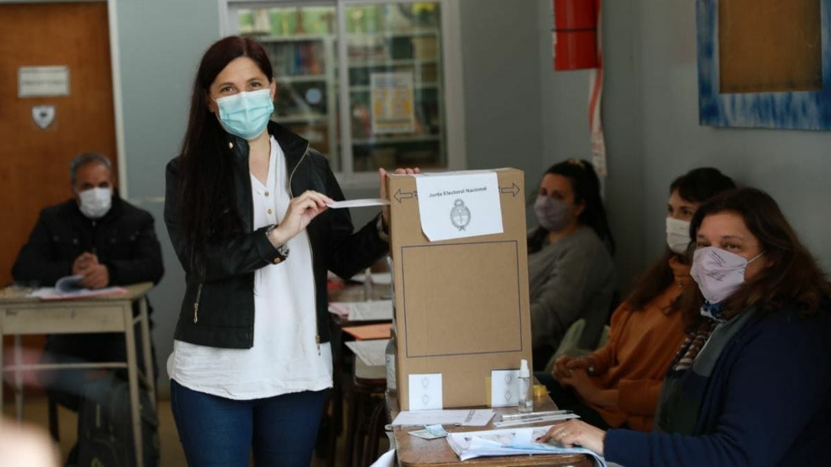 Votó Luana Simioni del FIT-U: "Hicimos una gran campaña a pulmón en toda la ciudad”