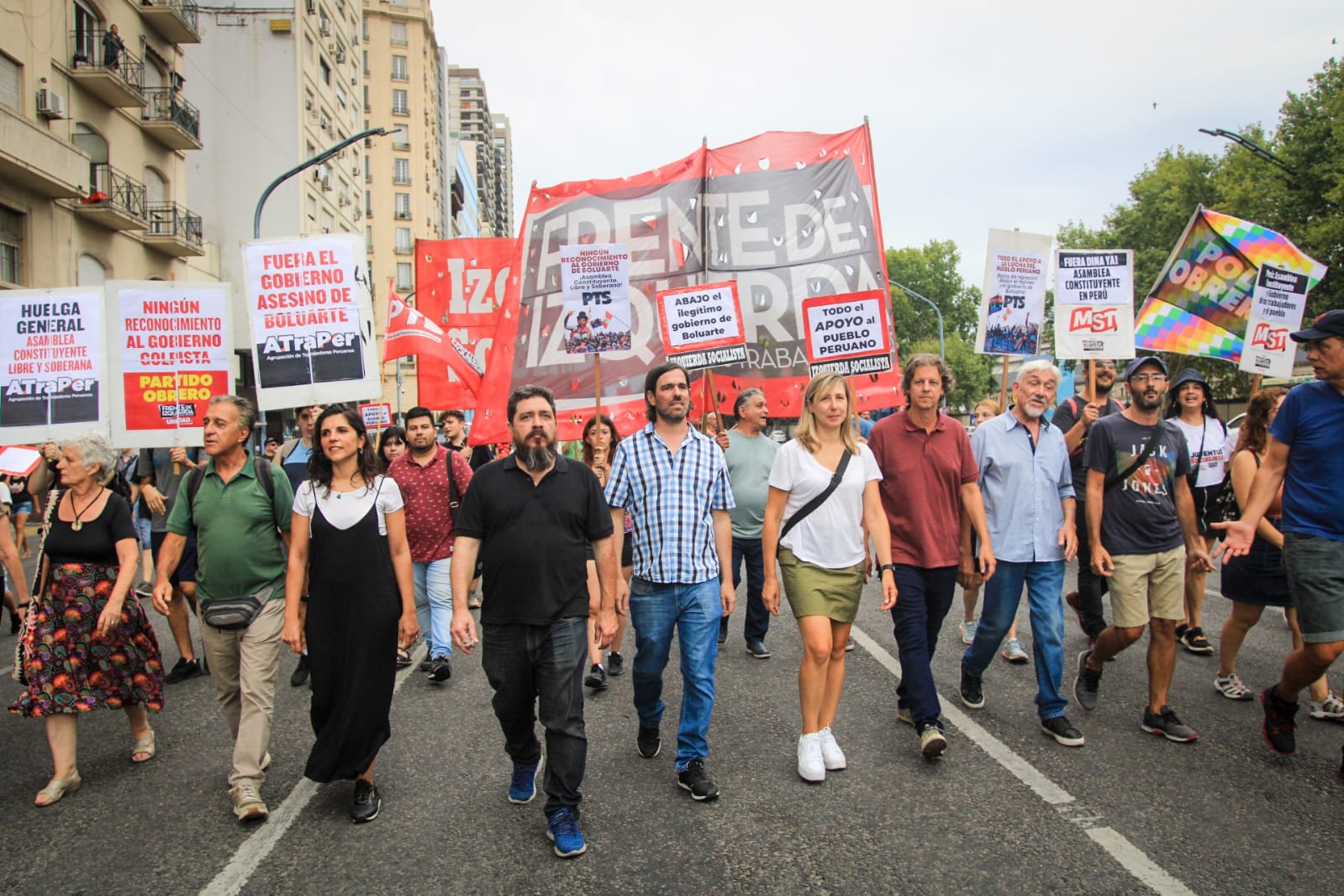 El Frente de Izquierda movilizó a la CELAC para exigir el desconocimiento del gobierno peruano 