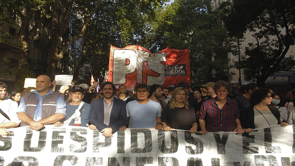 La izquierda moviliza a Tribunales con la CGT reclamando paro activo y un plan de lucha hasta derrotar el decretazo y el ajuste de Milei
