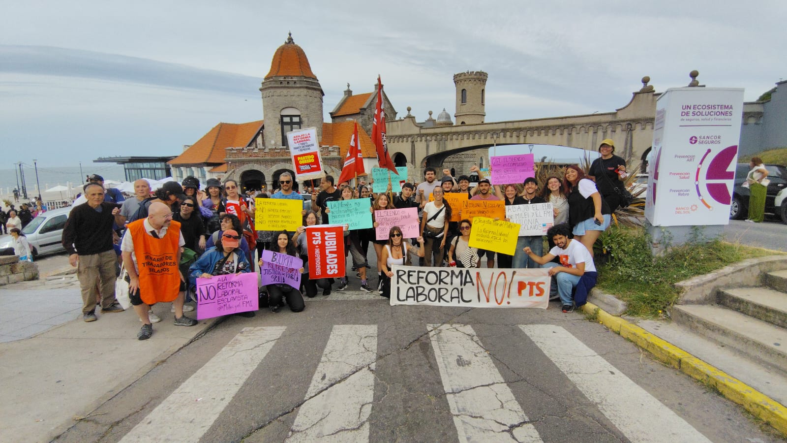 Protesta de la izquierda contra Patricia Bullrich en su visita a Mar del Plata