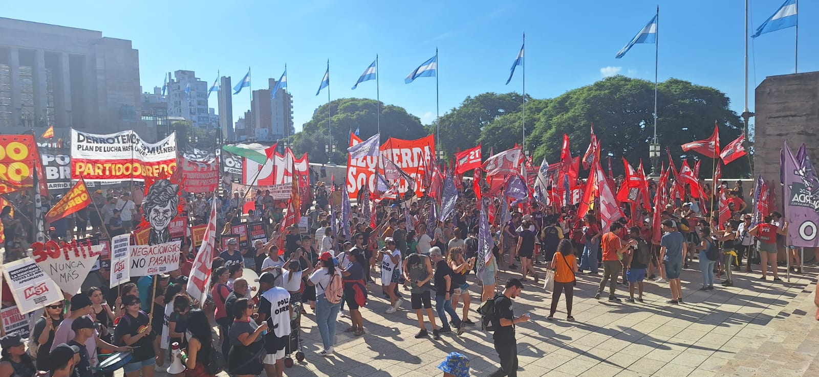 24M: Con dos movilizaciones, una multitud ganó las calles en Rosario y el Monumento se llenó por memoria, verdad y justicia y contra el gobierno de Milei