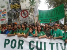 El diputado Nicolás del Caño se suma a la marcha por la legalización de la marihuana
