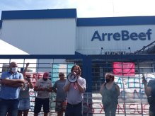 Del Caño y Dellecarbonara acompañan a los trabajadores del frigorífico ArreBeef en lucha