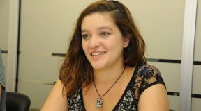 Macarena Escudero desafía a Vollmer a ganar como una docente