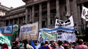 El PTS se movilizó hoy contra la ley de las ART antiobrera y “menemista” de Cristina