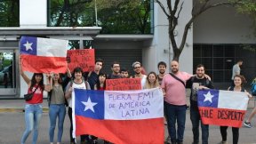 El Frente de Izquierda Unidad cerró su campaña frente al consulado en apoyo a la lucha de Chile