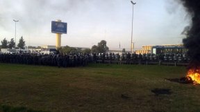 Reprimen y golpean a docentes solidarios con los despedidos de Lear