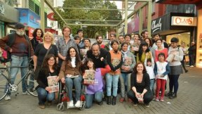 Christian Castillo recorrió peatonal de Quilmes junto a Carla Lacorte