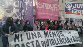Mujeres trabajadoras con referentes del Frente de Izquierda las primeras en gritar "Ni una Menos" este 3 de junio