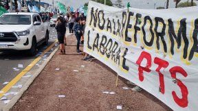 Protesta contra Milei en Jesus María, Cordoba. el PTS levanta la denuncia contra la reforma laboral