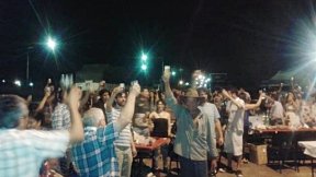 Nicolás del Caño pasó la Nochebuena con los municipales de Lavalle