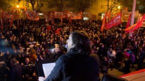 Nicolás del Caño cerró el acto de la izquierda frente a la embajada de Brasil
