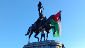 Jóvenes colgaron bandera de Palestina en Plaza San Martín
