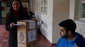 Noelia Barbeito votó junto a Nicolás del Caño en el Barrio Cano