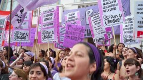 Por un gran movimiento por los derechos de la mujer trabajadora y la juventud