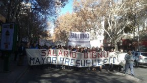 Legisladoras del FIT acompañan movilización de docentes universitarios por sus reclamos