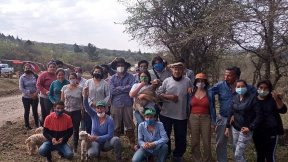 Natalia Morales visitó a la familia desalojada en El Fuerte y desmintió al ministro Perassi