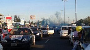 Llegó al Ministerio de Trabajo con cientos de autos la caravana por Lear